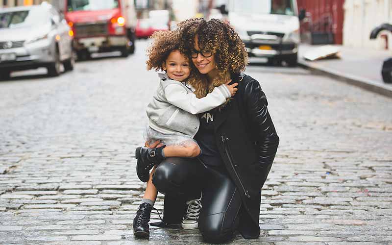 یک بانو با بچه کوچکی در آغوش