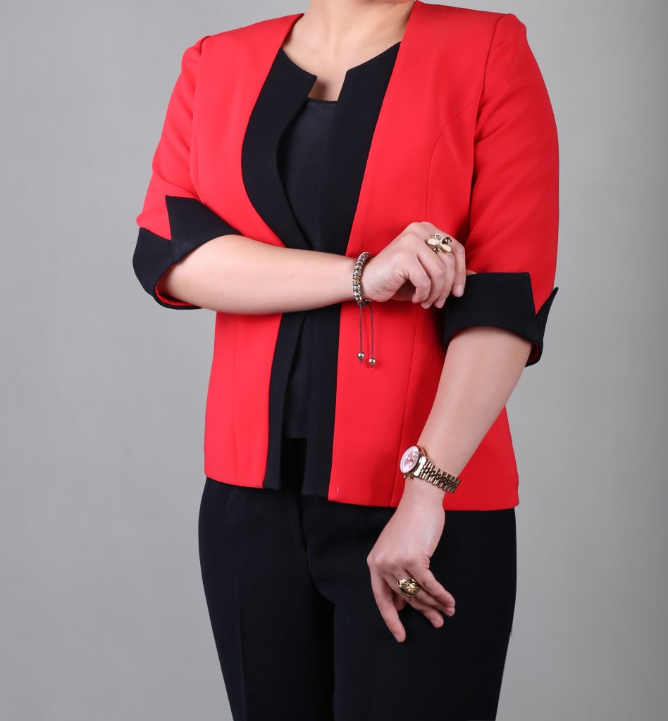 یک بانو کت و شلوار قرمز و مشکی