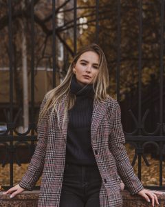 یک بانو با ست پاییزی