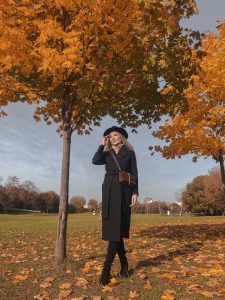 یک بانو با ست پاییزی