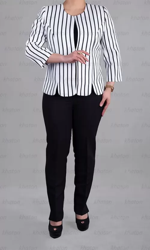 کت سفید و راه راه مشکی و شلوار مشکی