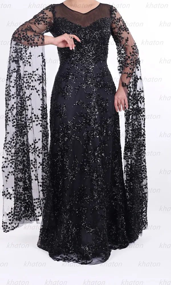 پیراهن مشکی بلند کار شده و آستین تور بلند