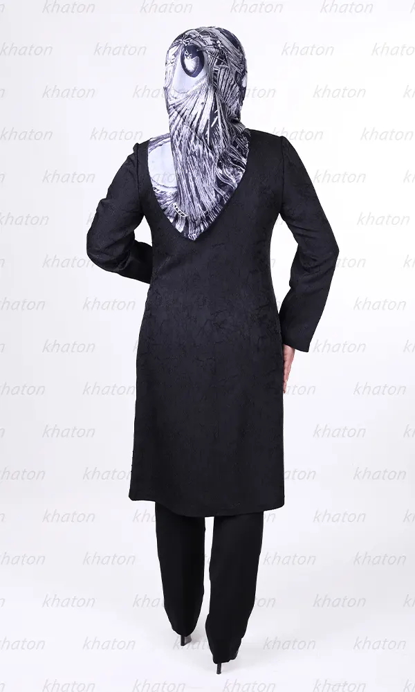 مانتو کت ژاکارد عنکبوتی نمای پشت و شلوار مشکی و روسری