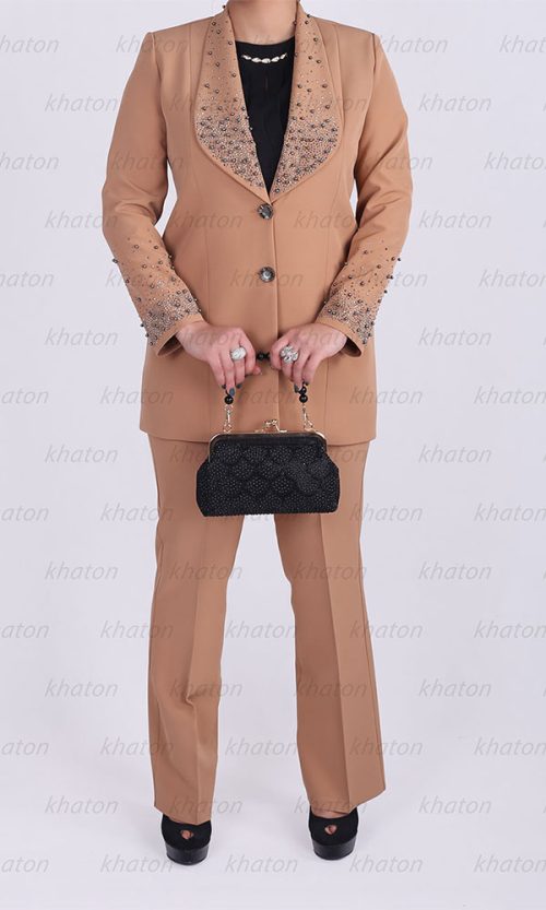 کت شلوار کرم شکلاتی،تاپ مشکی کیف دستی مشکی