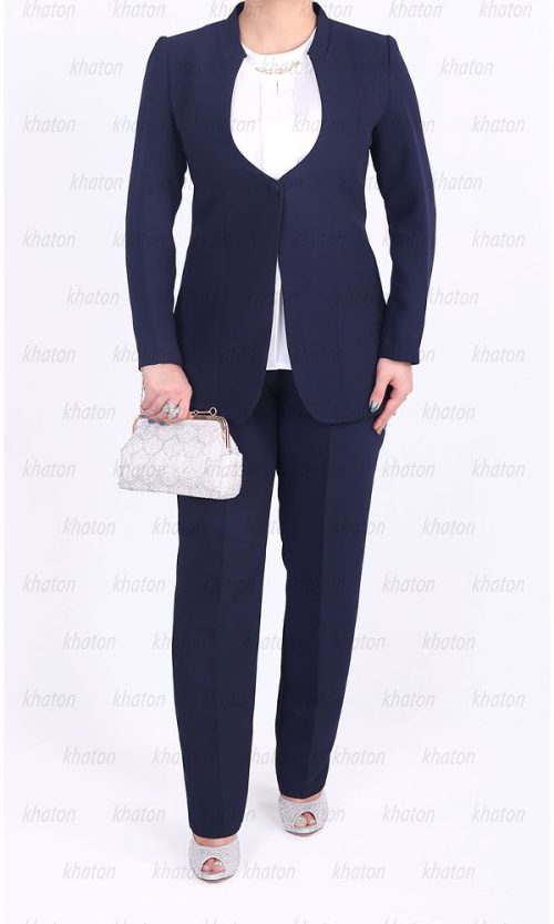 کت و شلوار سورمه ای و تاپ سفید همراه کیف دستی نقره ای