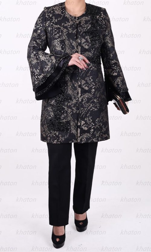 مانتو مشکی وطرح های کرم و سنگ دوزی شده آستین کلوش و مخمل و شلوار مشکی