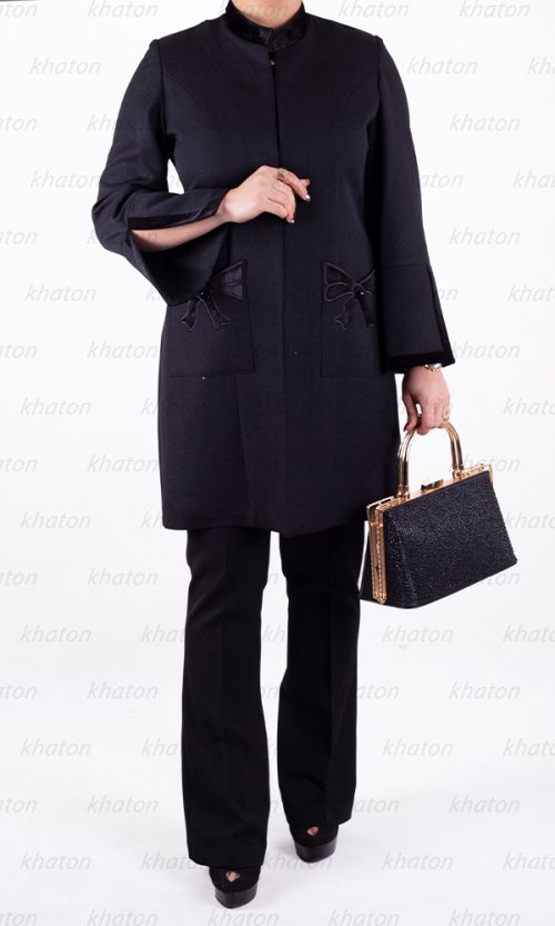 مانتو مشکی آستین چاکدار و طرح جیب پروانه ای و شلوار مشکی دمپا وکیف مشکی مجلسی