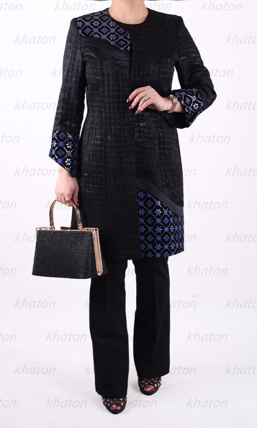 مانتو مشکی طرحدار آستین اریب طرح گل طلایی آبی کاربنی وکیف مشکی مجلسی و شلوارمشکی دمپا